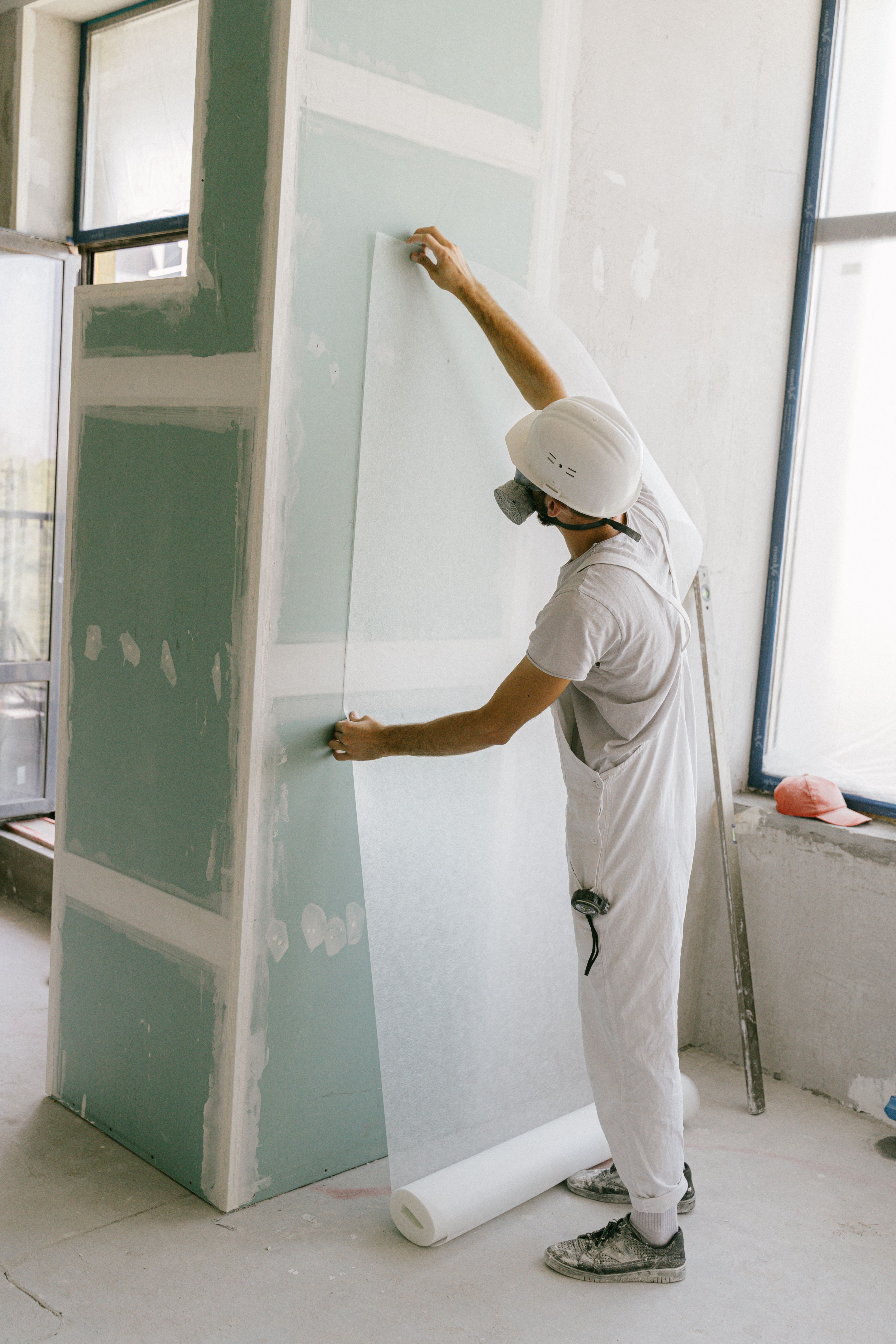 Préparation minutieuse des murs, enduit et pose de toile de verre