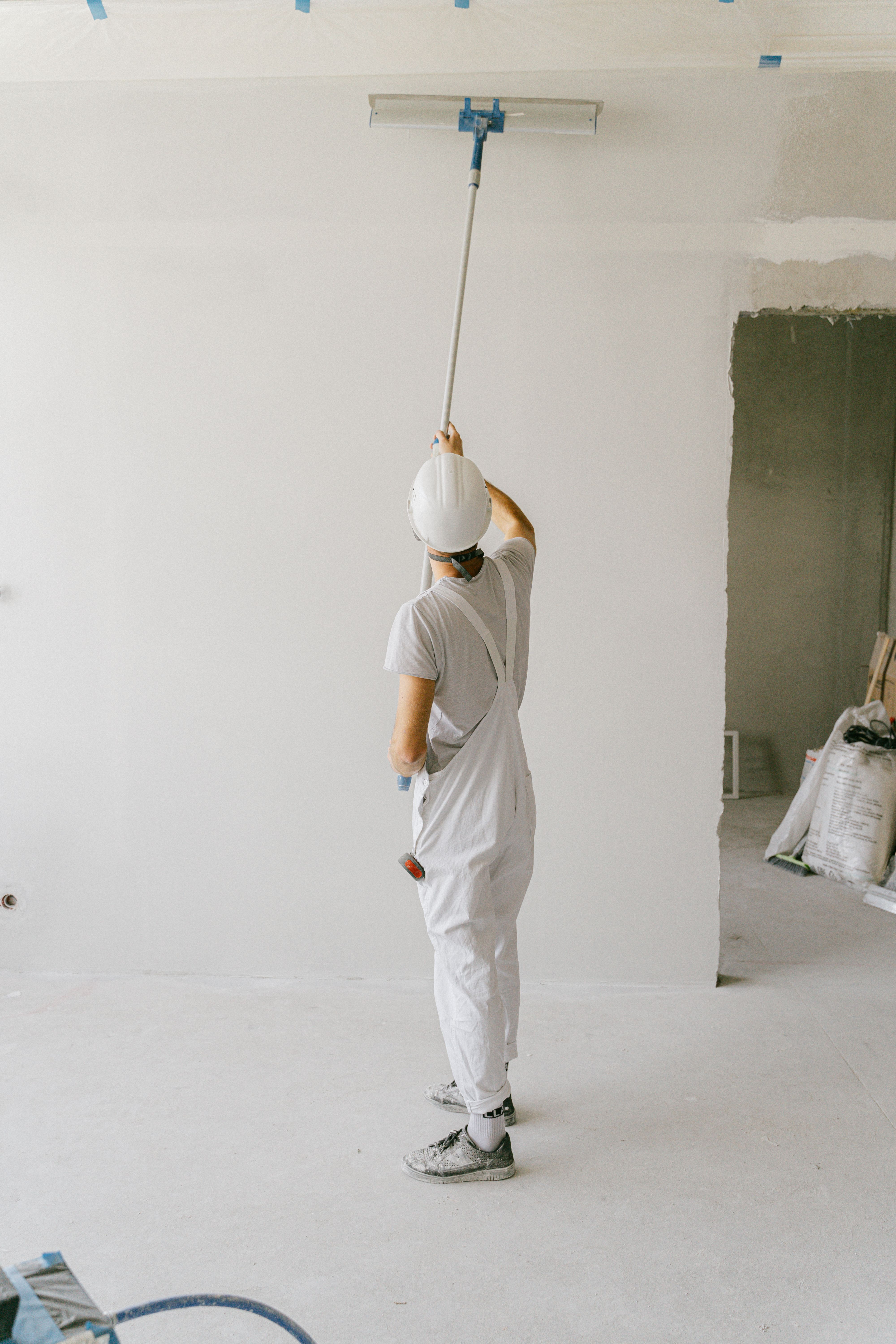 Application de peinture au rouleau avec perche sur plafond et murs